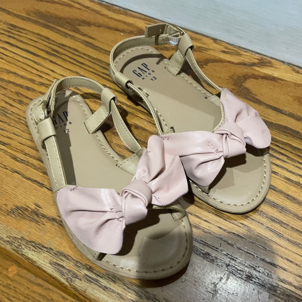 Gap kids Toddler girl sandal with Pink Bow detail in the front.  Size 12.